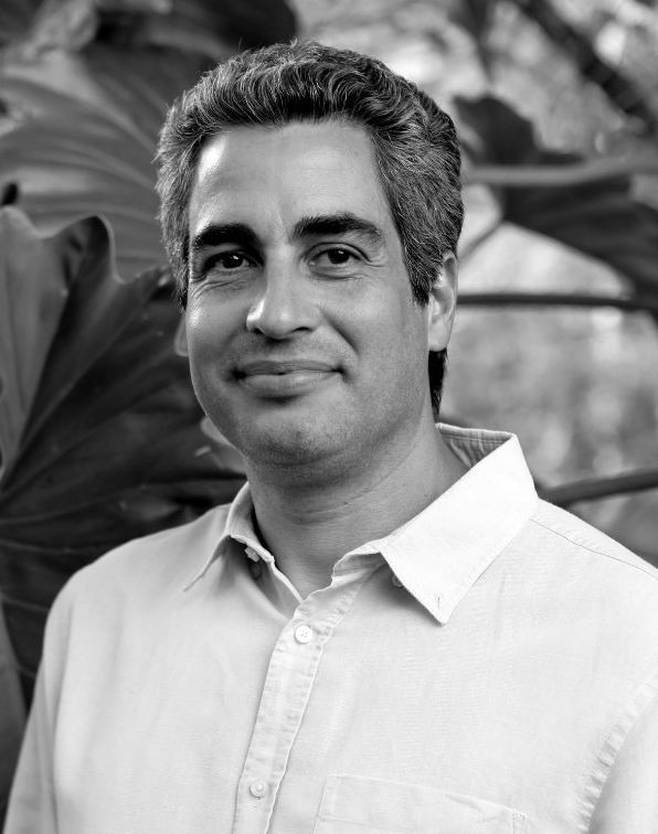Retrato em preto e branco do paisagista Ricardo Cardim, de camisa branca