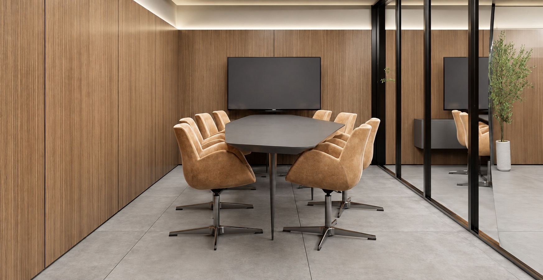 Sala de reunião com mesa oval e cadeiras em couro